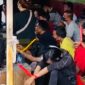 Foto: Sebanyak belasan orang dengan tangan terikat kabel ties saat didata petugas gabungan usai penggerebekan kawasan rawan peredaran gelap narkoba di Jalan Kunti, Surabaya.