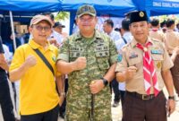 Foto: Dandim 0827/Sumenep Letkol Inf. Citra Persada (tengah) bersama jajaran Perhutani KPH Madura dan tokoh Kepramukaan saat mengepalkan tangan salam komando sebagai simbol komitmen sinergi pengamanan lingkungan di Kabupaten Sumenep.