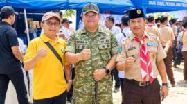 Foto: Dandim 0827/Sumenep Letkol Inf. Citra Persada (tengah) bersama jajaran Perhutani KPH Madura dan tokoh Kepramukaan saat mengepalkan tangan salam komando sebagai simbol komitmen sinergi pengamanan lingkungan di Kabupaten Sumenep.