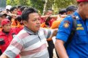 Foto: Tim SAR gabungan dari Kantor SAR Padang, BPBD, Pemadam Kebakaran, dan masyarakat setempat bahu-membahu menandu jenazah korban menelusuri medan sulit di area Air Terjun Robo, Nagari Harau, Kabupaten Limapuluh Kota.

