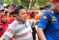 Foto: Tim SAR gabungan dari Kantor SAR Padang, BPBD, Pemadam Kebakaran, dan masyarakat setempat bahu-membahu menandu jenazah korban menelusuri medan sulit di area Air Terjun Robo, Nagari Harau, Kabupaten Limapuluh Kota.
