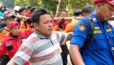 Foto: Tim SAR gabungan dari Kantor SAR Padang, BPBD, Pemadam Kebakaran, dan masyarakat setempat bahu-membahu menandu jenazah korban menelusuri medan sulit di area Air Terjun Robo, Nagari Harau, Kabupaten Limapuluh Kota.
