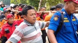 Foto: Tim SAR gabungan dari Kantor SAR Padang, BPBD, Pemadam Kebakaran, dan masyarakat setempat bahu-membahu menandu jenazah korban menelusuri medan sulit di area Air Terjun Robo, Nagari Harau, Kabupaten Limapuluh Kota.
