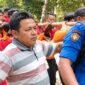 Foto: Tim SAR gabungan dari Kantor SAR Padang, BPBD, Pemadam Kebakaran, dan masyarakat setempat bahu-membahu menandu jenazah korban menelusuri medan sulit di area Air Terjun Robo, Nagari Harau, Kabupaten Limapuluh Kota.
