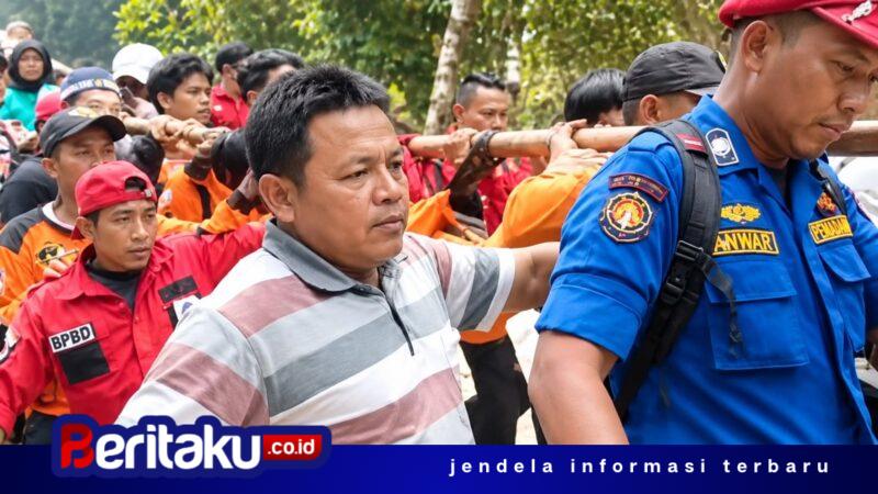Foto: Tim SAR gabungan dari Kantor SAR Padang, BPBD, Pemadam Kebakaran, dan masyarakat setempat bahu-membahu menandu jenazah korban menelusuri medan sulit di area Air Terjun Robo, Nagari Harau, Kabupaten Limapuluh Kota.