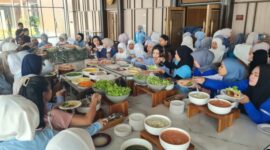 Foto: Para peserta "Couple Yoga" berbusana nuansa biru-putih tengah antusias mengambil hidangan sehat dan fresh salad di Sae Rassa Restaurant, MYZE Hotel Sumenep by ARTOTEL, usai mengikuti sesi yoga di Aryawiraraja Ballroom.