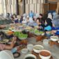 Foto: Para peserta "Couple Yoga" berbusana nuansa biru-putih tengah antusias mengambil hidangan sehat dan fresh salad di Sae Rassa Restaurant, MYZE Hotel Sumenep by ARTOTEL, usai mengikuti sesi yoga di Aryawiraraja Ballroom.