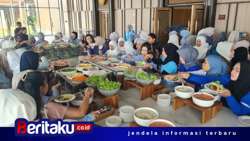Foto: Para peserta "Couple Yoga" berbusana nuansa biru-putih tengah antusias mengambil hidangan sehat dan fresh salad di Sae Rassa Restaurant, MYZE Hotel Sumenep by ARTOTEL, usai mengikuti sesi yoga di Aryawiraraja Ballroom.