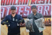 Foto: Anggota Satresnarkoba Polresta Sumenep memperlihatkan barang bukti sabu dengan berat netto 3,50 gram beserta alat takar, timbangan elektrik, dan uang tunai hasil pengungkapan kasus jaringan narkoba di Kecamatan Dasuk dan Kota Sumenep, Kamis (29/10/2026).