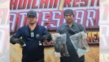 Foto: Anggota Satresnarkoba Polresta Sumenep memperlihatkan barang bukti sabu dengan berat netto 3,50 gram beserta alat takar, timbangan elektrik, dan uang tunai hasil pengungkapan kasus jaringan narkoba di Kecamatan Dasuk dan Kota Sumenep, Kamis (29/10/2026).