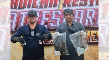 Foto: Anggota Satresnarkoba Polresta Sumenep memperlihatkan barang bukti sabu dengan berat netto 3,50 gram beserta alat takar, timbangan elektrik, dan uang tunai hasil pengungkapan kasus jaringan narkoba di Kecamatan Dasuk dan Kota Sumenep, Kamis (29/10/2026).
