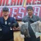 Foto: Anggota Satresnarkoba Polresta Sumenep memperlihatkan barang bukti sabu dengan berat netto 3,50 gram beserta alat takar, timbangan elektrik, dan uang tunai hasil pengungkapan kasus jaringan narkoba di Kecamatan Dasuk dan Kota Sumenep, Kamis (29/10/2026).