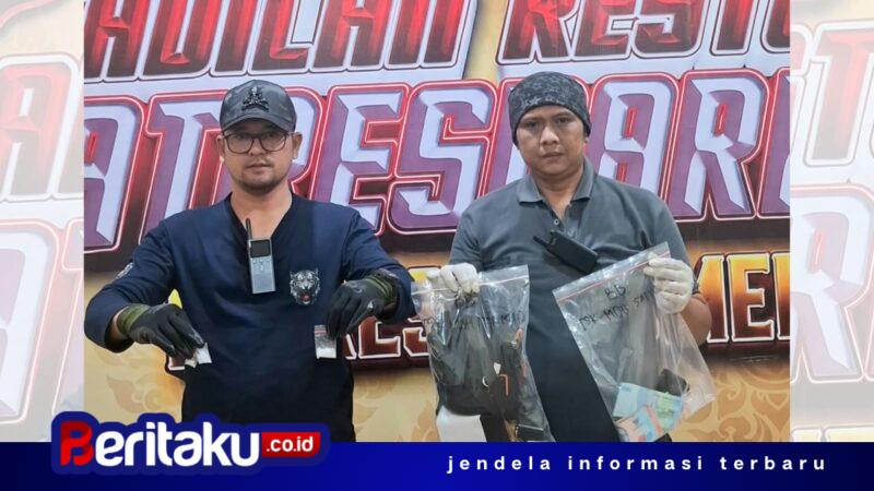 Foto: Anggota Satresnarkoba Polresta Sumenep memperlihatkan barang bukti sabu dengan berat netto 3,50 gram beserta alat takar, timbangan elektrik, dan uang tunai hasil pengungkapan kasus jaringan narkoba di Kecamatan Dasuk dan Kota Sumenep, Kamis (29/10/2026).