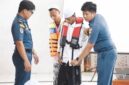 Bekali Santri Kangean hingga Masalembu, KSOP Kalianget Peragakan Penggunaan Life Jacket di Pesantren