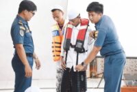 Bekali Santri Kangean hingga Masalembu, KSOP Kalianget Peragakan Penggunaan Life Jacket di Pesantren