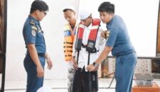 Bekali Santri Kangean hingga Masalembu, KSOP Kalianget Peragakan Penggunaan Life Jacket di Pesantren