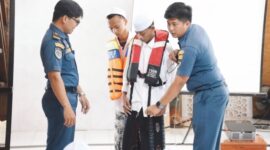 Bekali Santri Kangean hingga Masalembu, KSOP Kalianget Peragakan Penggunaan Life Jacket di Pesantren