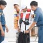 Bekali Santri Kangean hingga Masalembu, KSOP Kalianget Peragakan Penggunaan Life Jacket di Pesantren