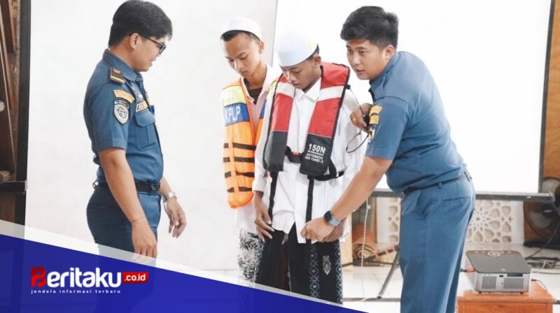 Bekali Santri Kangean hingga Masalembu, KSOP Kalianget Peragakan Penggunaan Life Jacket di Pesantren