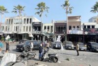 Foto: Kondisi pasca ledakan di kawasan pertokoan Pakuwon City, Surabaya, yang terlihat ramai setelah insiden.