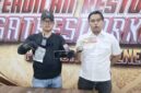 Foto: Petugas Satresnarkoba Polresta Sumenep saat memperlihatkan barang bukti berupa puluhan pil berlogo "Y", pembungkus rokok, gawai, dan uang tunai hasil transaksi.
