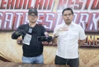 Foto: Petugas Satresnarkoba Polresta Sumenep saat memperlihatkan barang bukti berupa puluhan pil berlogo "Y", pembungkus rokok, gawai, dan uang tunai hasil transaksi.