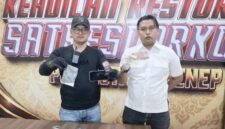 Foto: Petugas Satresnarkoba Polresta Sumenep saat memperlihatkan barang bukti berupa puluhan pil berlogo "Y", pembungkus rokok, gawai, dan uang tunai hasil transaksi.