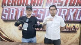 Foto: Petugas Satresnarkoba Polresta Sumenep saat memperlihatkan barang bukti berupa puluhan pil berlogo "Y", pembungkus rokok, gawai, dan uang tunai hasil transaksi.
