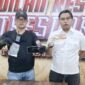 Foto: Petugas Satresnarkoba Polresta Sumenep saat memperlihatkan barang bukti berupa puluhan pil berlogo "Y", pembungkus rokok, gawai, dan uang tunai hasil transaksi.

