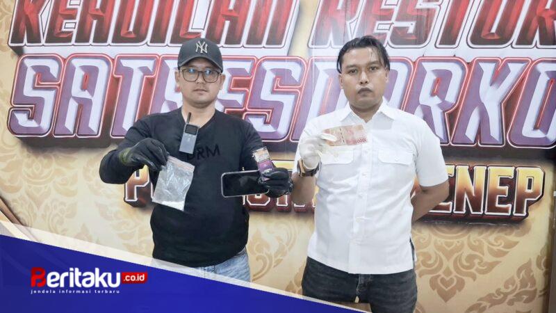 Foto: Petugas Satresnarkoba Polresta Sumenep saat memperlihatkan barang bukti berupa puluhan pil berlogo "Y", pembungkus rokok, gawai, dan uang tunai hasil transaksi.