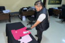 Foto: Petugas Unit Perlindungan Perempuan dan Anak (PPA) Satreskrim Polresta Sumenep saat menggelar barang bukti berupa pakaian yang berkaitan dengan perkara dugaan pencabulan anak.