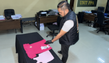 Foto: Petugas Unit Perlindungan Perempuan dan Anak (PPA) Satreskrim Polresta Sumenep saat menggelar barang bukti berupa pakaian yang berkaitan dengan perkara dugaan pencabulan anak.