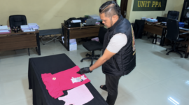Foto: Petugas Unit Perlindungan Perempuan dan Anak (PPA) Satreskrim Polresta Sumenep saat menggelar barang bukti berupa pakaian yang berkaitan dengan perkara dugaan pencabulan anak.
