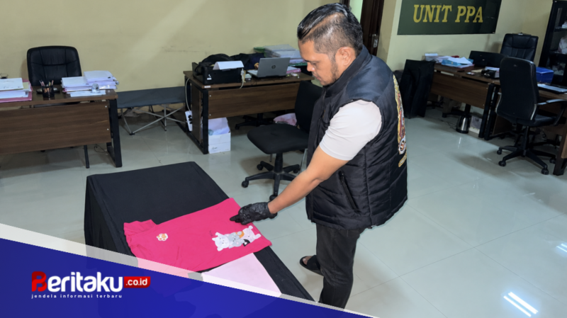 Foto: Petugas Unit Perlindungan Perempuan dan Anak (PPA) Satreskrim Polresta Sumenep saat menggelar barang bukti berupa pakaian yang berkaitan dengan perkara dugaan pencabulan anak.