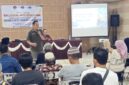 Foto: Narasumber dari Diskominfo Sumenep saat menyampaikan materi literasi digital dalam kegiatan Asistensi Relawan Antinarkoba BNNK Sumenep di Gedung KPRI Serba Usaha.