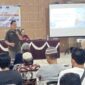Foto: Narasumber dari Diskominfo Sumenep saat menyampaikan materi literasi digital dalam kegiatan Asistensi Relawan Antinarkoba BNNK Sumenep di Gedung KPRI Serba Usaha.