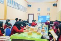 Foto: Tim Kesjaor DKP2KB Sumenep bersama Penanggung Jawab (PJ) Kesjaor dan UKK Puskesmas se-Kabupaten Sumenep saat mengikuti kegiatan validasi data pelayanan kesehatan kerja dan olahraga.
