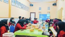 Foto: Tim Kesjaor DKP2KB Sumenep bersama Penanggung Jawab (PJ) Kesjaor dan UKK Puskesmas se-Kabupaten Sumenep saat mengikuti kegiatan validasi data pelayanan kesehatan kerja dan olahraga.