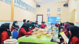Foto: Tim Kesjaor DKP2KB Sumenep bersama Penanggung Jawab (PJ) Kesjaor dan UKK Puskesmas se-Kabupaten Sumenep saat mengikuti kegiatan validasi data pelayanan kesehatan kerja dan olahraga.
