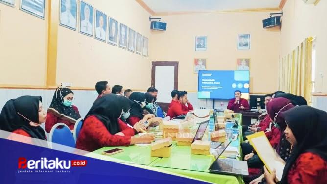 Foto: Tim Kesjaor DKP2KB Sumenep bersama Penanggung Jawab (PJ) Kesjaor dan UKK Puskesmas se-Kabupaten Sumenep saat mengikuti kegiatan validasi data pelayanan kesehatan kerja dan olahraga.