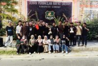 Foto: Massa aksi gabungan Gerakan Mahasiswa Nasional Indonesia (GMNI) Sumenep dan Badan Eksekutif Mahasiswa (BEM) Sumenep saat menggelar Aksi Mimbar Rakyat di depan Gedung DPRD Kabupaten Sumenep.