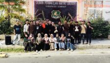 Foto: Massa aksi gabungan Gerakan Mahasiswa Nasional Indonesia (GMNI) Sumenep dan Badan Eksekutif Mahasiswa (BEM) Sumenep saat menggelar Aksi Mimbar Rakyat di depan Gedung DPRD Kabupaten Sumenep.