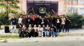 Foto: Massa aksi gabungan Gerakan Mahasiswa Nasional Indonesia (GMNI) Sumenep dan Badan Eksekutif Mahasiswa (BEM) Sumenep saat menggelar Aksi Mimbar Rakyat di depan Gedung DPRD Kabupaten Sumenep.