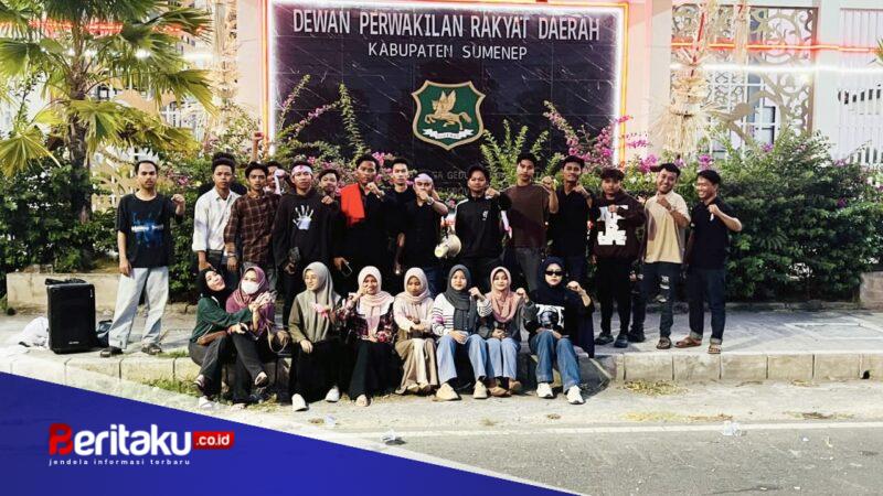 Foto: Massa aksi gabungan Gerakan Mahasiswa Nasional Indonesia (GMNI) Sumenep dan Badan Eksekutif Mahasiswa (BEM) Sumenep saat menggelar Aksi Mimbar Rakyat di depan Gedung DPRD Kabupaten Sumenep.