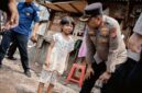 Foto: Anggota Kepolisian Polda Metro Jaya saat berinteraksi dan menyapa anak-anak warga secara ramah di sela-sela kegiatan pendampingan psikologis (trauma healing) dan bakti sosial.