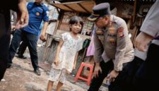 Foto: Anggota Kepolisian Polda Metro Jaya saat berinteraksi dan menyapa anak-anak warga secara ramah di sela-sela kegiatan pendampingan psikologis (trauma healing) dan bakti sosial.