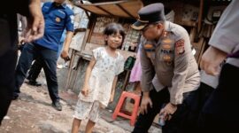 Foto: Anggota Kepolisian Polda Metro Jaya saat berinteraksi dan menyapa anak-anak warga secara ramah di sela-sela kegiatan pendampingan psikologis (trauma healing) dan bakti sosial.