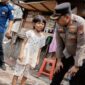 Foto: Anggota Kepolisian Polda Metro Jaya saat berinteraksi dan menyapa anak-anak warga secara ramah di sela-sela kegiatan pendampingan psikologis (trauma healing) dan bakti sosial.