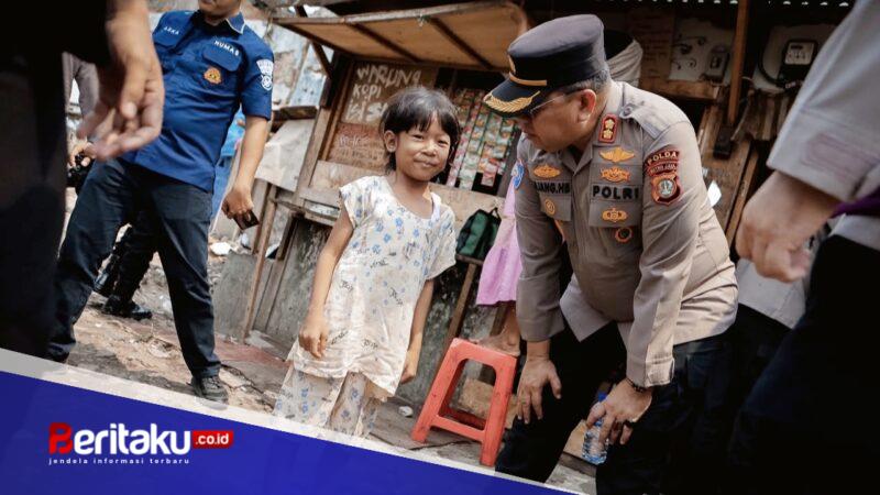 Foto: Anggota Kepolisian Polda Metro Jaya saat berinteraksi dan menyapa anak-anak warga secara ramah di sela-sela kegiatan pendampingan psikologis (trauma healing) dan bakti sosial.