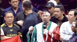 Foto: Legenda tinju nasional sekaligus anggota DPD RI, Daud "Cino" Yordan, saat memberikan ucapan terima kasih dan pidato kemenangan usai laga "Back to Champion 2026" di GOR Terpadu Pontianak.